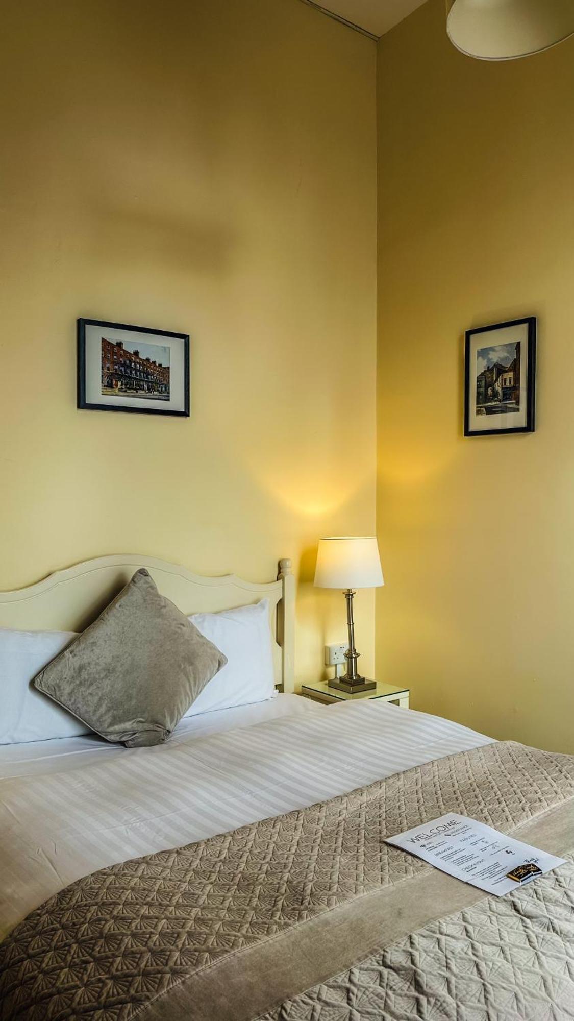 Baggot Court Townhouse Hotel Дъблин Стая снимка